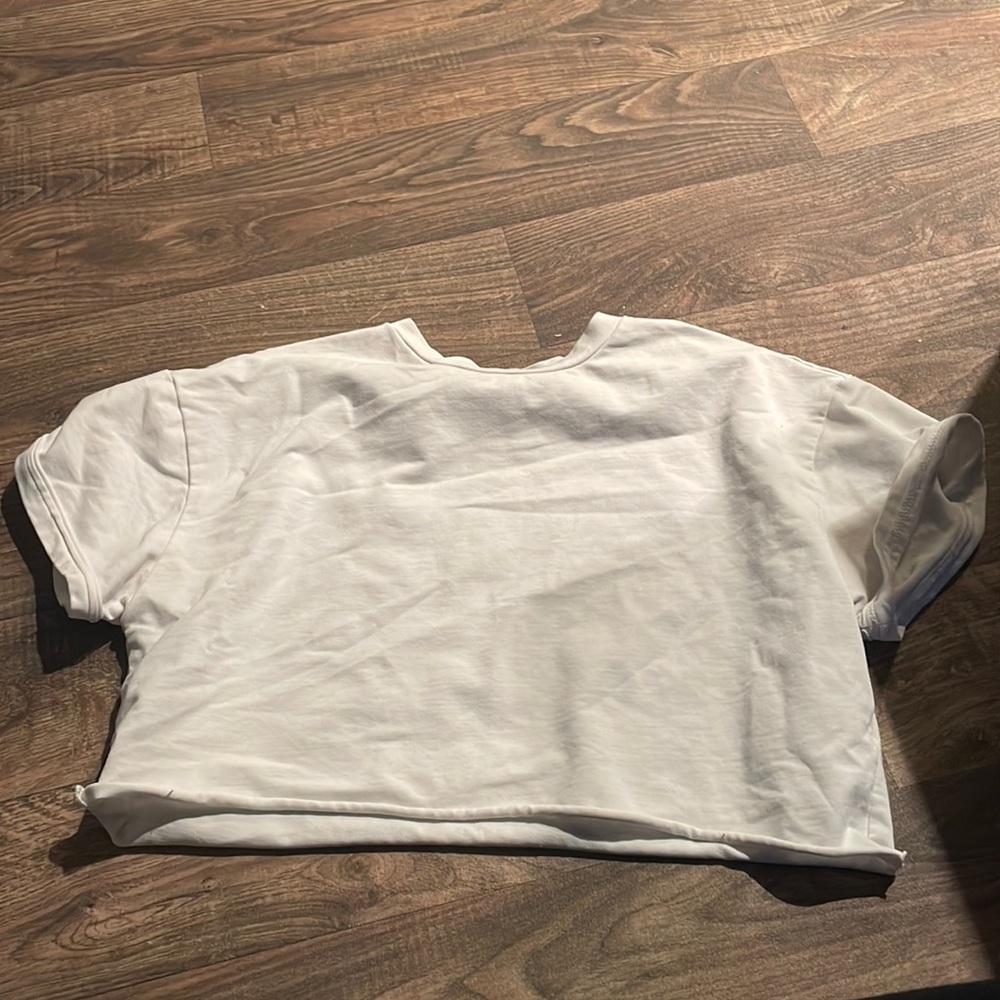 white cropped tee